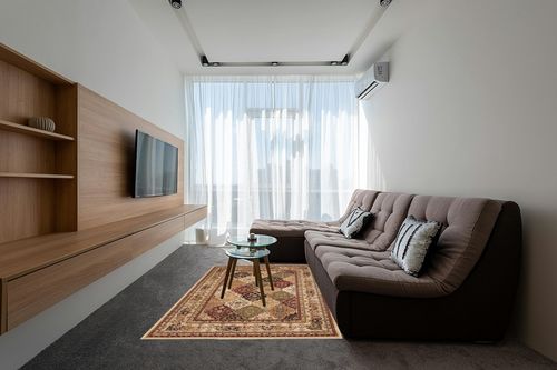 SAFAVIEH Lyndhurst Collection Area Rug - 5'3" x 7'6", Multi & Beige, Traditional Oriental Design, Non-Shedding & Easy Care, Ideal for High Traffic Areas in Living Room, Bedroom (LNH221C) in Grey Living Room with Brown Couch