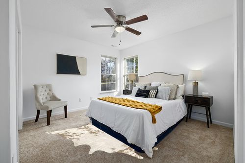 nuLOOM Marcia Machine Washable Faux Cowhide Area Rug, 5' x 6' 7", Off-White in White and Yellow Modern Bedroom