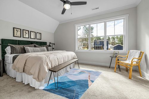 SAFAVIEH Tacoma Collection Area Rug - 5' x 8', Blue & Gold, Mid-Century Modern Design, Non-Shedding & Easy Care, Machine Washable Ideal for High Traffic Areas in Living Room, Bedroom (TAC836M) in Grey Traditional Bedroom with King Bed