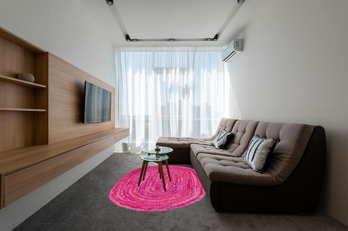 Safavieh Braided Collection Area Rug - 5' x 8' Oval, Pink & Fuchsia, Handmade Country Farmhouse Reversible Cotton, Ideal for High Traffic Areas in Living Room, Bedroom (BRD452U) in Grey Living Room with Brown Couch