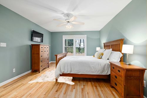 nuLOOM Iraida Contemporary Faux Cowhide Area Rug, 5' x 6' 7", Off-white in Teal and Orange Wood Bedroom