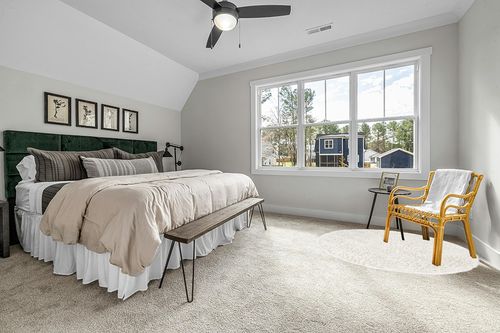 SAFAVIEH Classic Shag Collection 6' Round White SG240A Handmade 1.75-inch Thick Area Rug in Grey Traditional Bedroom with King Bed