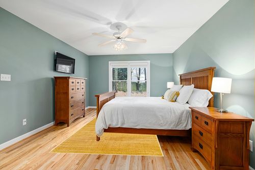 Unique Loom Finsbury Collection Area Rug - Kate (6' 1" x 9' Rectangle, Yellow) in Teal and Orange Wood Bedroom