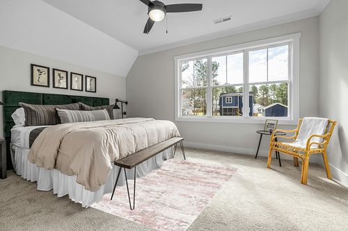 SAFAVIEH Meadow Collection Area Rug - 5'3" x 7'6", Beige & Pink, Modern Abstract Design, Non-Shedding & Easy Care, Ideal for High Traffic Areas in Living Room, Bedroom (MDW585B) in Grey Traditional Bedroom with King Bed