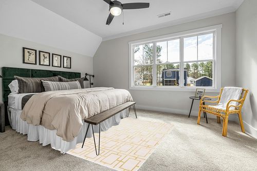 Marilyn Monroe Glam Collection Area Rug - Deco (5'x 8' Rectangle, White Gold/ Gold) in Grey Traditional Bedroom with King Bed