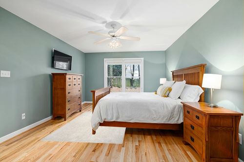 nuLOOM Clare Solid Shag Area Rug, 5' 3" x 7' 6", White in Teal and Orange Wood Bedroom