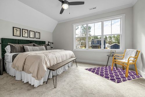 SAFAVIEH Cambridge Collection 6' Square Purple / Ivory CAM125K Handmade Moroccan Premium Wool Area Rug in Grey Traditional Bedroom with King Bed