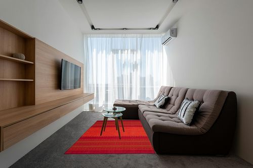 SAFAVIEH Montauk Collection Area Rug - 5' x 8', Orange & Red, Handmade Flat Weave Cotton, Ideal for High Traffic Areas in Living Room, Bedroom (MTK215A) in Grey Living Room with Brown Couch