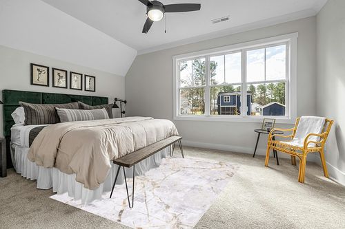 SAFAVIEH Amelia Collection Area Rug - 6' x 9', Grey & Gold, Modern Abstract Design, Non-Shedding & Easy Care, Ideal for High Traffic Areas in Living Room, Bedroom (ALA293G) in Grey Traditional Bedroom with King Bed
