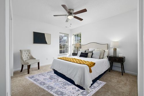 SAFAVIEH Saffron Collection 5' x 8' Purple / Ivory SFN651V Handmade Boho Chic Distressed Area Rug in White and Yellow Modern Bedroom