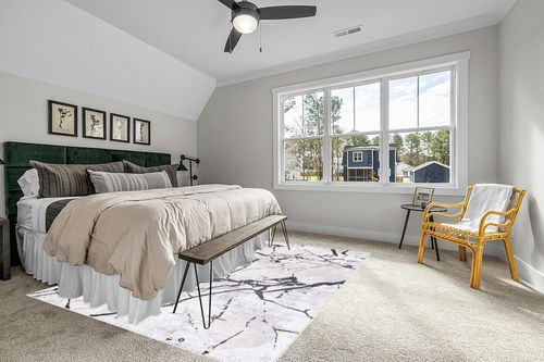 SAFAVIEH Amelia Collection Area Rug - 8' x 10', Grey & Black, Modern Abstract Design, Non-Shedding & Easy Care, Ideal for High Traffic Areas in Living Room, Bedroom (ALA293K) in Grey Traditional Bedroom with King Bed