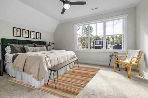 SAFAVIEH Striped Kilim Collection 8' x 10' Beige STK311A Handmade Flatweave Wool Area Rug in Grey Traditional Bedroom with King Bed