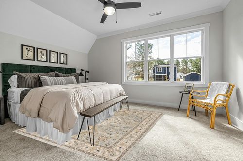 SAFAVIEH Aspen Collection Area Rug - 8' x 10', Moss & Ivory, Handmade Traditional Wool, Ideal for High Traffic Areas in Living Room, Bedroom (APN601W) in Grey Traditional Bedroom with King Bed