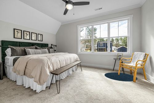 Everyday Shag Rug  4 Ft Round in Grey Traditional Bedroom with King Bed