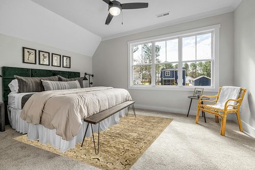 Loloi II Margot Collection MAT-04 Antique / Green 7'-6" x 9'-6", 3.8" Thick, Area Rug, feat.CloudPile, Soft, Durable, Printed, Medallion, Low Pile, Non-Shedding, Easy Clean, Living Room Rug in Grey Traditional Bedroom with King Bed