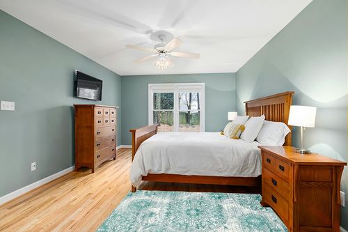 Unique Loom Sofia Collection Area Rug - Grand (4' 1" x 6' 1" Rectangle, Turquoise/ Ivory) in Teal and Orange Wood Bedroom