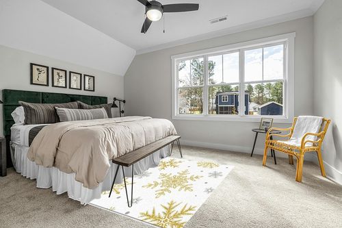 Christmas Area Rug 5 x 8, Washable Bedroom Rug Non-Slip Kitchen Rugs Non Shedding Floor Cover Mat Runner Rug for Living Room Dining Room Outdoor Carpet Romantic White Golden Snowflake in Grey Traditional Bedroom with King Bed