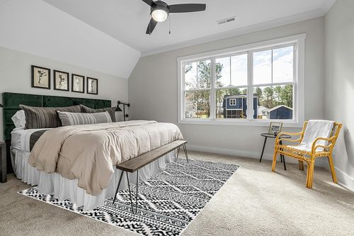 Ivory/Black Moroccan Non Slip Living Room Area Rug in Grey Traditional Bedroom with King Bed