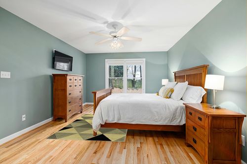 Well Woven Reita Green & Black Modern Geometric Triangle Boxes Beveled Pattern Area Rug 5x7 (5'3" x 7'3") in Teal and Orange Wood Bedroom