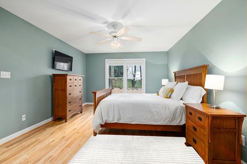nuLOOM Kai Stripe Faux Rabbit Machine Washable Area Rug, 4x6, White in Teal and Orange Wood Bedroom