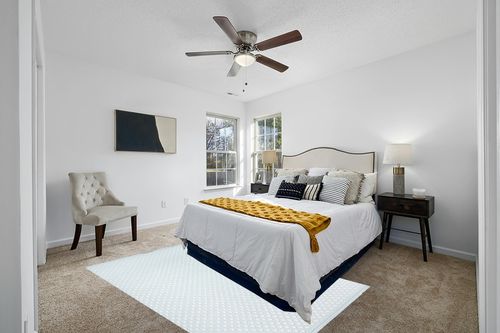 Erin Gates by Momeni Langdon Windsor Blue Hand Woven Wool Area Rug 5' X 8' (LANGDLGD-2BLU5080) in White and Yellow Modern Bedroom