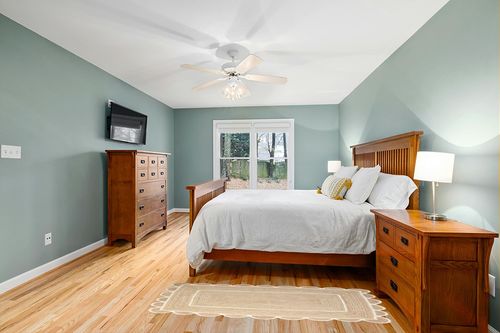 Gautam International Scallop Pattern Jute Bohemian Area Rug (2'x6', Off White) in Teal and Orange Wood Bedroom