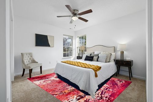 SAFAVIEH Madison Collection Area Rug - 8' x 10', Red & Ivory, Modern Boho Abstract Design, Non-Shedding & Easy Care, Ideal for High Traffic Areas in Living Room, Bedroom (MAD440Q) in White and Yellow Modern Bedroom
