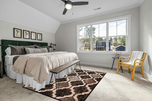 ‎A Chocolate ‎Modern ‎Stain Resistant ‎Area Rug in Grey Traditional Bedroom with King Bed
