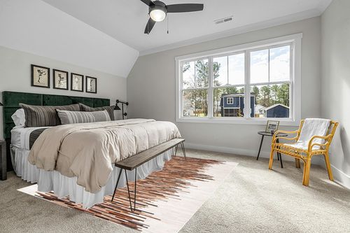 SAFAVIEH Studio Leather Collection 8' x 10' Ivory / Brown STL814A Handmade Mid-Century Modern Leather Area Rug in Grey Traditional Bedroom with King Bed