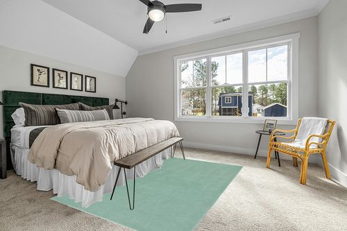 SAFAVIEH Fifth Avenue Collection Area Rug - 6' x 9', Green, Handmade Modern Solid Wool, Ideal for High Traffic Areas in Living Room, Bedroom (FTV128Y) in Grey Traditional Bedroom with King Bed