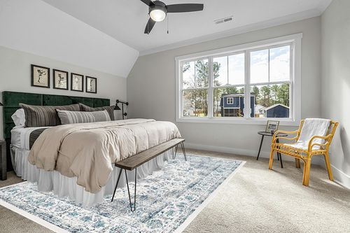 SAFAVIEH Evoke Collection Area Rug - 9' x 12', Ivory & Grey, Shabby Chic Oriental Medallion Design, Non-Shedding & Easy Care, Ideal for High Traffic Areas in Living Room, Bedroom (EVK220D) in Grey Traditional Bedroom with King Bed