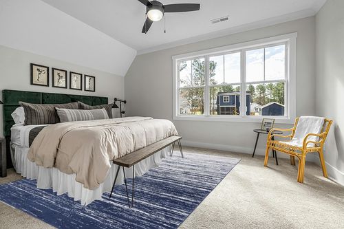 SAFAVIEH Adirondack Collection Area Rug - 9' x 12', Navy & Ivory, Modern Ombre Design, Non-Shedding & Easy Care, Ideal for High Traffic Areas in Living Room, Bedroom (ADR113N) in Grey Traditional Bedroom with King Bed