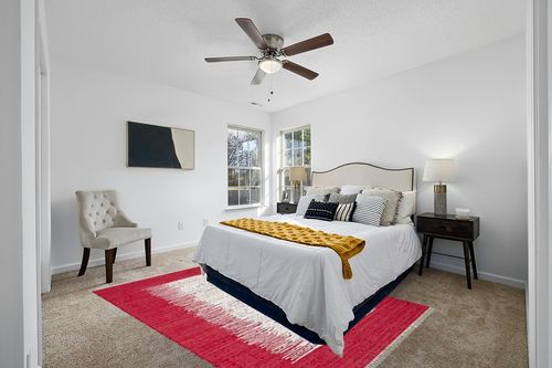 SAFAVIEH Montauk Collection Area Rug - 6' x 9', Ivory & Red, Handmade Stripe Fringe Cotton, Ideal for High Traffic Areas in Living Room, Bedroom (MTK711B) in White and Yellow Modern Bedroom