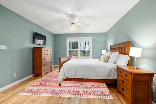 SAFAVIEH Montage Collection 8' x 10' Red / Fuchsia MTG271Q Boho Indoor/ Outdoor Non-Shedding Easy scrubbing Patio Backyard Porch Deck Mudroom Area-Rug in Teal and Orange Wood Bedroom