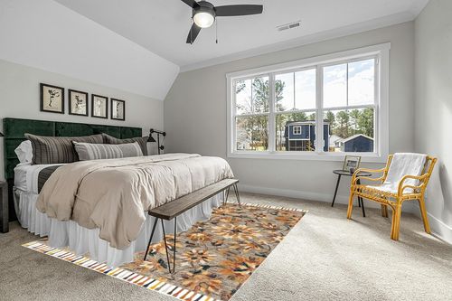 Safavieh Aspen Collection Area Rug - 8' x 10', Grey & Brown, Handmade Floral Tassel Wool, Ideal for High Traffic Areas in Living Room, Bedroom (APN139G) in Grey Traditional Bedroom with King Bed