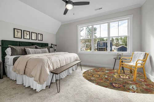Safavieh Blossom Collection 10' Round Green/Multi BLM402B Handmade Wool Area Rug in Grey Traditional Bedroom with King Bed