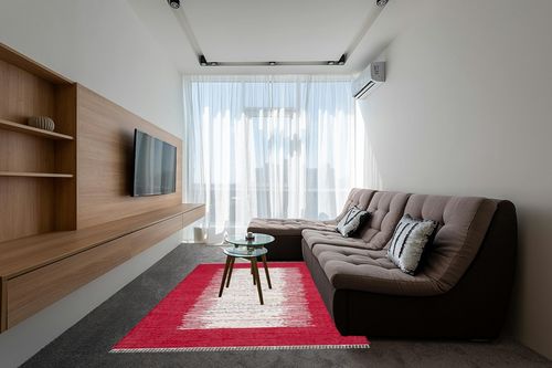 SAFAVIEH Montauk Collection Area Rug - 6' x 9', Ivory & Red, Handmade Stripe Fringe Cotton, Ideal for High Traffic Areas in Living Room, Bedroom (MTK711B) in Grey Living Room with Brown Couch