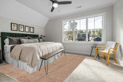 SAFAVIEH Natural Fiber Collection Area Rug - 9' x 12', Natural, Handmade Farmhouse Jute, Ideal for High Traffic Areas in Living Room, Bedroom (NF747A) in Grey Traditional Bedroom with King Bed