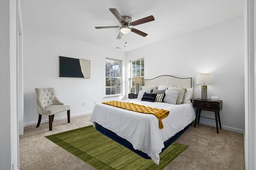 Unique Loom Del Mar Collection Area Rug - Abigail (5' 3" x 8' Rectangle, Light Green/ Ivory) in White and Yellow Modern Bedroom