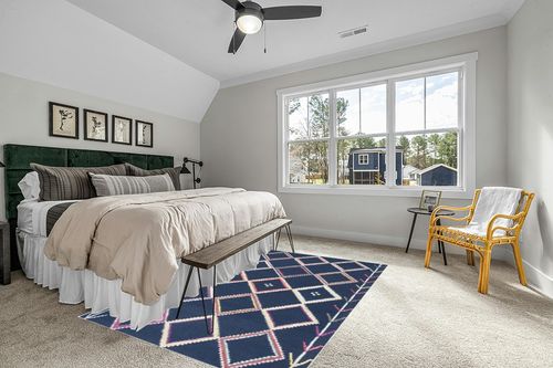 SAFAVIEH Bellagio Collection 6' x 9' Navy / Multi BLG563N Handmade Moroccan Boho Premium Wool Area Rug in Grey Traditional Bedroom with King Bed