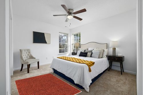 Unique Loom Solid Shag Collection Area Rug (4' 1" x 6' 1" Rectangle, Terracotta) in White and Yellow Modern Bedroom