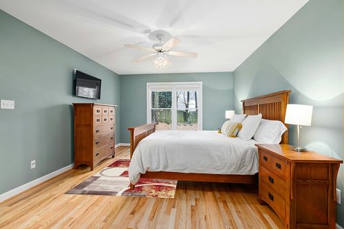 Contemporary Abstract Circle Design Multi Soft 5'3" x 7'3" Indoor Area Rug in Teal and Orange Wood Bedroom