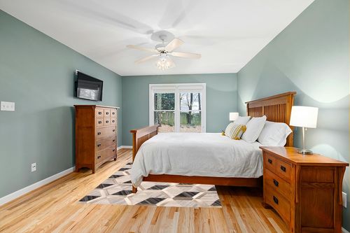 eCarpet Gallery Hand-Knotted | Area Rug for Living Room, Bedroom | Cowhide Patchwork Accent Grey Rug 5'6" x 7'7" | 350680 in Teal and Orange Wood Bedroom