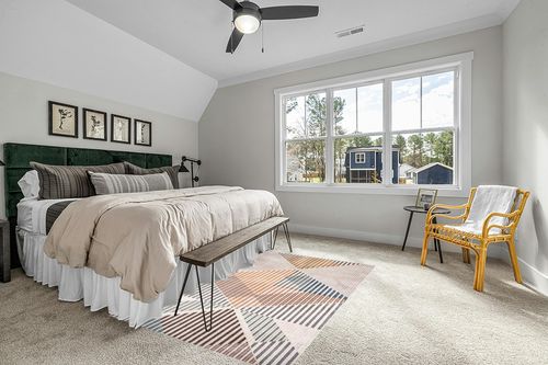 nuLOOM Skyler Contemporary Geometric Diamond Area Rug, 5x8, Beige in Grey Traditional Bedroom with King Bed