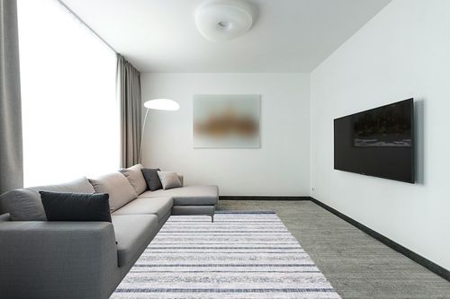 SAFAVIEH Striped Kilim Collection 6' x 9' Ivory / Navy STK517A Handmade Flatweave Cotton Area Rug in Modern Living Room with Grey Couch