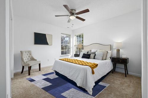 RUGSREAL Contemporary Area Rug in White and Yellow Modern Bedroom