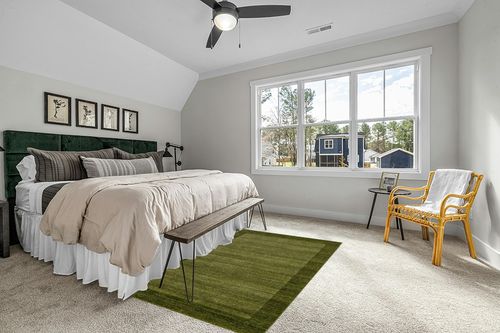 Unique Loom Del Mar Collection Area Rug - Abigail (5' 3" x 8' Rectangle, Light Green/ Ivory) in Grey Traditional Bedroom with King Bed