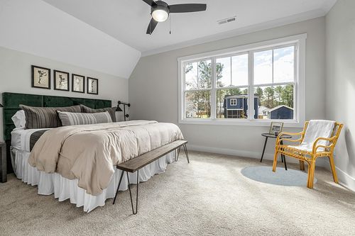 SAFAVIEH Braided Collection 4' Round Turquoise BRD901K Handmade Country Cottage Reversible Wool Entryway Foyer Living Room Bedroom Kitchen Area Rug in Grey Traditional Bedroom with King Bed