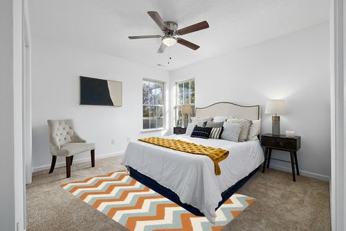 Safavieh 5' x 8' Dhurries Dhu640c Terracotta / Blue Rug in White and Yellow Modern Bedroom