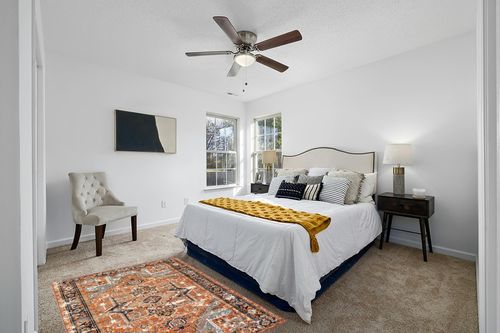 nuLOOM Sherita Distressed Persian Area Rug, 4x6, Rust in White and Yellow Modern Bedroom